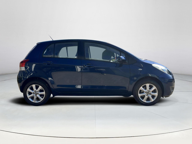 Foto 8 van Toyota Yaris 1.3 VVTi Comfort | 5 deurs | Licht metalen velgen | Incl. servicebeurt en APK |