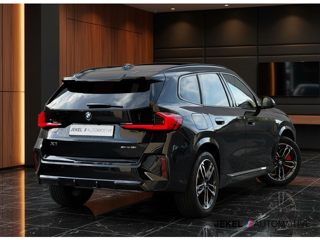 Foto 9 van BMW X1 sDrive18i M-Sport Pro, Panoramadak, 19" LM velgen, Key less. Apple Carplay, enz