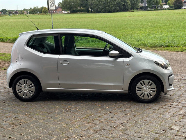 Foto 6 van Volkswagen Up! 1.0 move up! BlueMotion met navigatie en airco