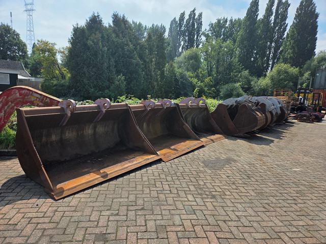 Foto 2 van Diversen Dieplepels, brede bakken, puinbak en kopplaten