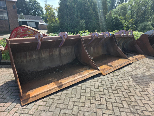 Foto 3 van Diversen Dieplepels, brede bakken, puinbak en kopplaten