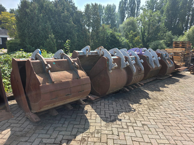 Foto 4 van Diversen Dieplepels, brede bakken, puinbak en kopplaten