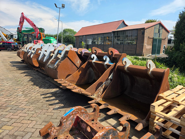 Foto 5 van Diversen Dieplepels, brede bakken, puinbak en kopplaten