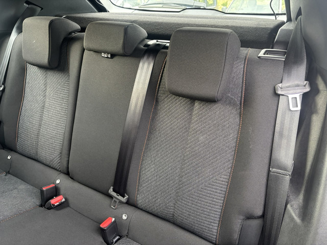 Foto 4 van Peugeot 2008 1.2 Hybrid 136 Style | Cruise control | Climate control | Apple Carplay | Android Auto