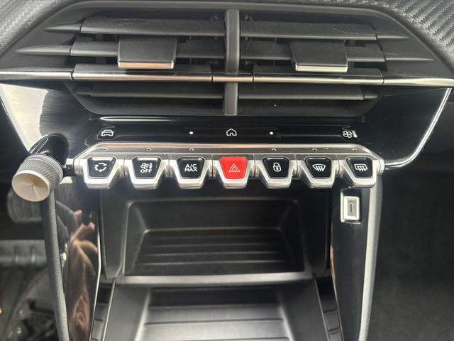 Foto 11 van Peugeot 2008 1.2 Hybrid 136 Style | Cruise control | Climate control | Apple Carplay | Android Auto