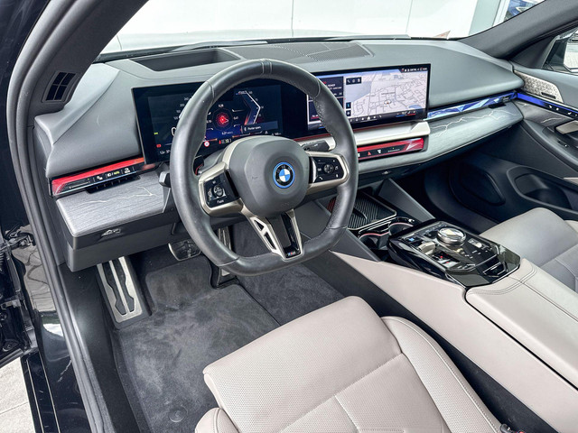 Foto 6 van BMW i5 Sedan eDrive40 M Sport Pro 20 Inch / Stuur & Stoelverwarming voor + achter / Stoelventilatie