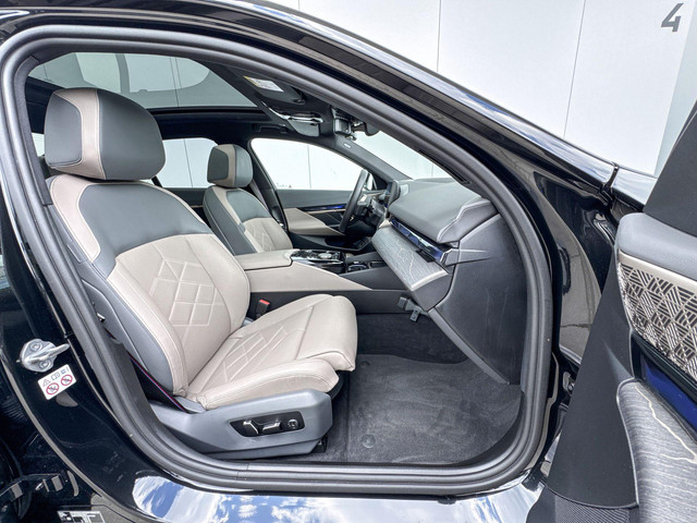 Foto 7 van BMW i5 Sedan eDrive40 M Sport Pro 20 Inch / Stuur & Stoelverwarming voor + achter / Stoelventilatie