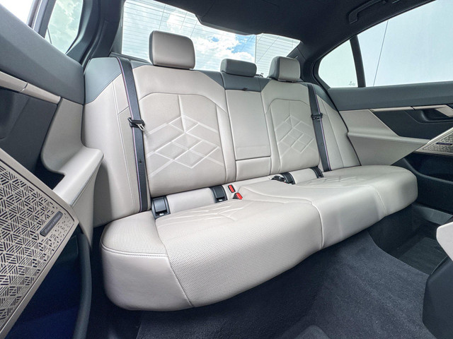 Foto 9 van BMW i5 Sedan eDrive40 M Sport Pro 20 Inch / Stuur & Stoelverwarming voor + achter / Stoelventilatie