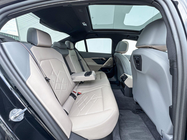 Foto 10 van BMW i5 Sedan eDrive40 M Sport Pro 20 Inch / Stuur & Stoelverwarming voor + achter / Stoelventilatie