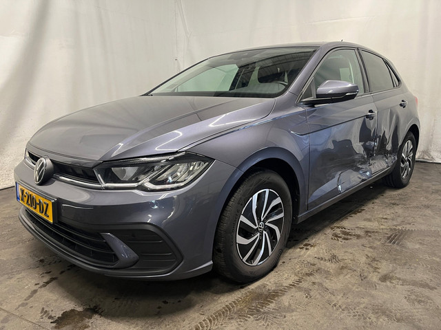 Foto 23 van Volkswagen Polo 1.0 TSI Life - Linksvoor en achter schade, Rondom gebruikersschade, Airbag lamp bran