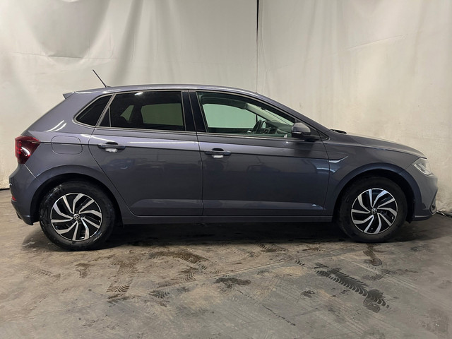 Foto 17 van Volkswagen Polo 1.0 TSI Life - Linksvoor en achter schade, Rondom gebruikersschade, Airbag lamp bran
