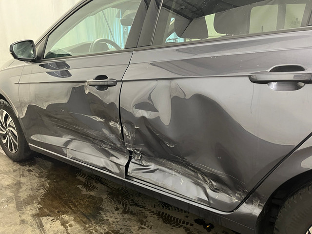 Foto 28 van Volkswagen Polo 1.0 TSI Life - Linksvoor en achter schade, Rondom gebruikersschade, Airbag lamp bran