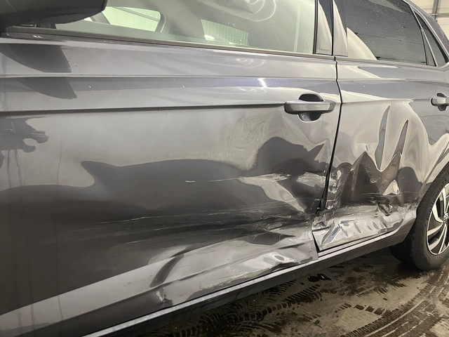 Foto 2 van Volkswagen Polo 1.0 TSI Life - Linksvoor en achter schade, Rondom gebruikersschade, Airbag lamp bran