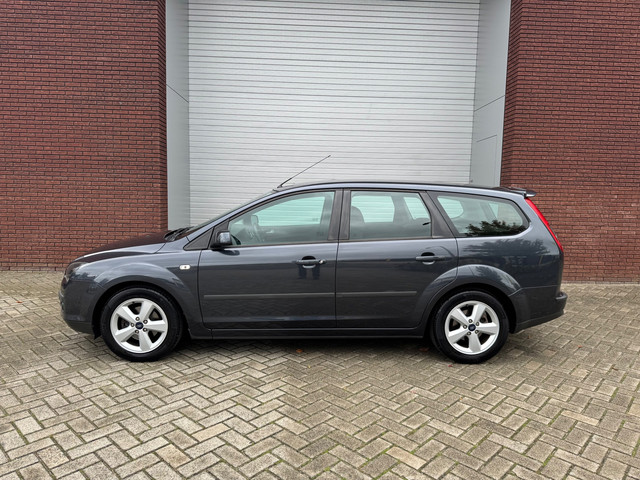 Foto 2 van Ford Focus Wagon 1.6-16V Automaat Airco Cruise Trekhaak