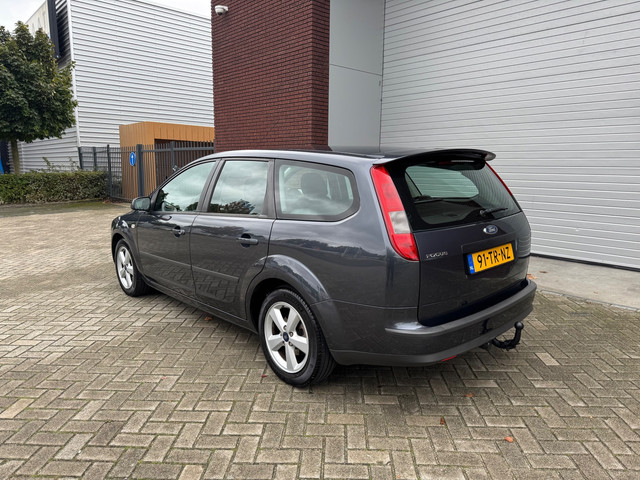 Foto 3 van Ford Focus Wagon 1.6-16V Automaat Airco Cruise Trekhaak