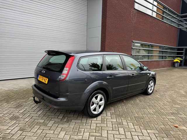 Foto 4 van Ford Focus Wagon 1.6-16V Automaat Airco Cruise Trekhaak