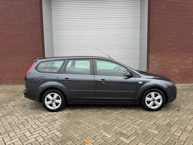 Foto 5 van Ford Focus Wagon 1.6-16V Automaat Airco Cruise Trekhaak