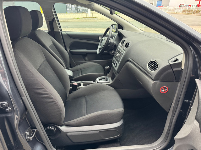 Foto 10 van Ford Focus Wagon 1.6-16V Automaat Airco Cruise Trekhaak