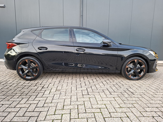 Foto 2 van Cupra Leon 1.5 eTSI Business Intense * Navigatiesysteem * Elektrische stoelen met memory * Parkeerca