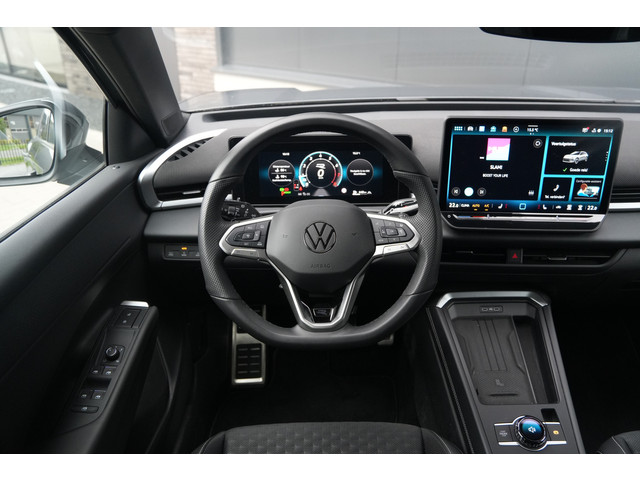 Foto 10 van Volkswagen T-Roc 1.5 TSI R-Line Edition 150pk - ACC - Blindspot - Navi - Camera -Stoel/Stuurverwarmi