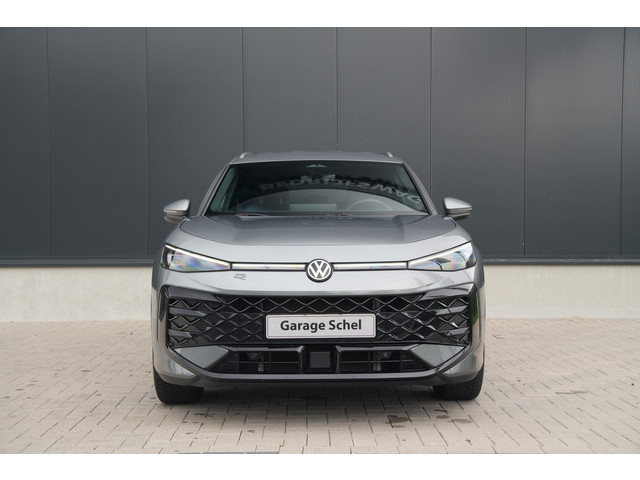 Foto 2 van Volkswagen T-Roc 1.5 TSI R-Line Edition 150pk - ACC - Blindspot - Navi - Camera -Stoel/Stuurverwarmi
