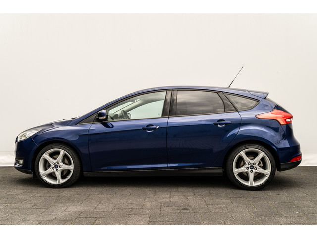 Foto 2 van Ford Focus 1.5 150 Pk 5 drs. Titanium I Trekhaak I Airco I 18 inch. LMV I Winter-Pakket