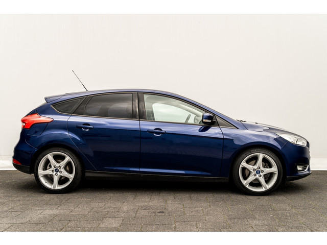 Foto 4 van Ford Focus 1.5 150 Pk 5 drs. Titanium I Trekhaak I Airco I 18 inch. LMV I Winter-Pakket