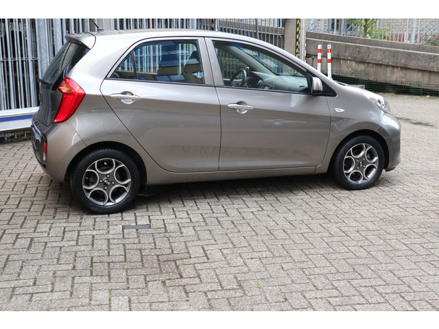 Foto 4 van Kia Picanto 1.2 CVVT DynamicLine (bj 2015, automaat)