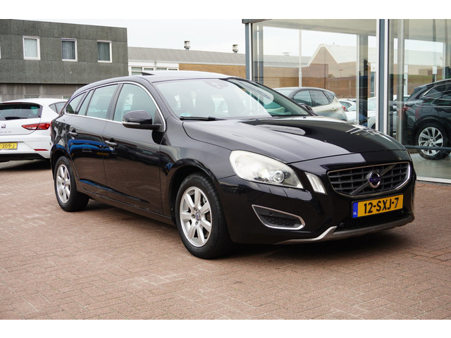 Foto 4 van Volvo V60 2.0T Summum Automaat | Airco | Navigatie | Elek. pakket | Youngtimer | Inruil mogelijk