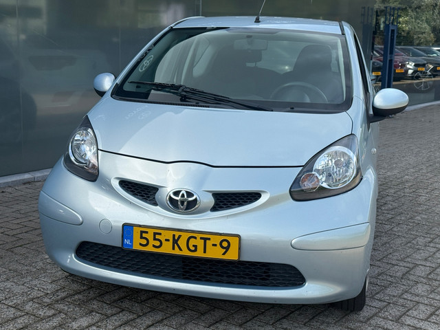 Foto 8 van Toyota Aygo 1.0-12V + Airco Radio CD Speler