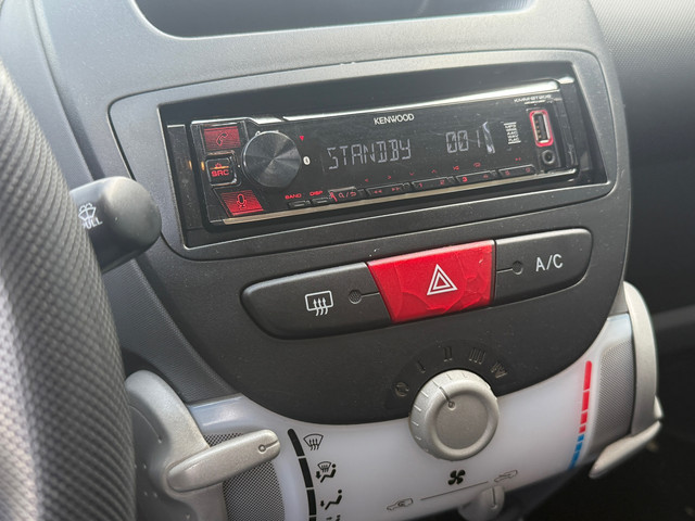 Foto 4 van Toyota Aygo 1.0-12V + Airco Radio CD Speler