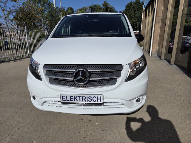 Foto 3 van Mercedes-Benz eVito Tourer PRO L2 8-Persoons Airco L & R Schuifdeur Command Navigatie Zwart leder