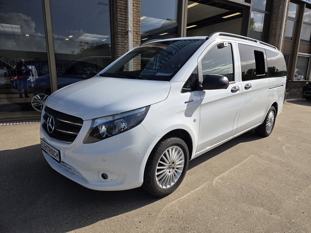 Foto 4 van Mercedes-Benz eVito Tourer PRO L2 8-Persoons Airco L & R Schuifdeur Command Navigatie Zwart leder