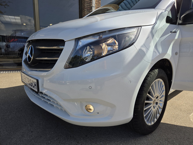 Foto 10 van Mercedes-Benz eVito Tourer PRO L2 8-Persoons Airco L & R Schuifdeur Command Navigatie Zwart leder