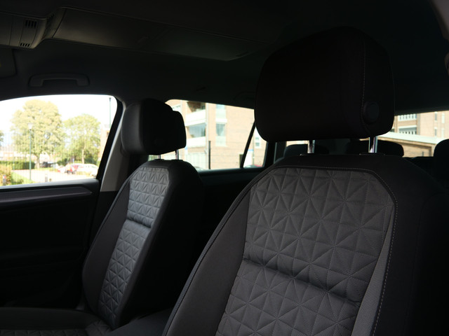 Foto 3 van Volkswagen Tiguan 1.5 TSI Elegance 150 Pk Automaat Navi / DAB / Camera