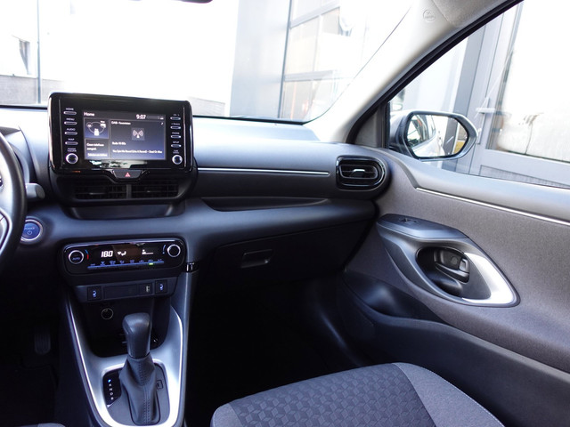 Foto 2 van Toyota Yaris 1.5 Hybrid Dynamic (Navi/Carplay,Camera,AdaptiveCruise,Keyless,Trekhaak,Stoelverwarming