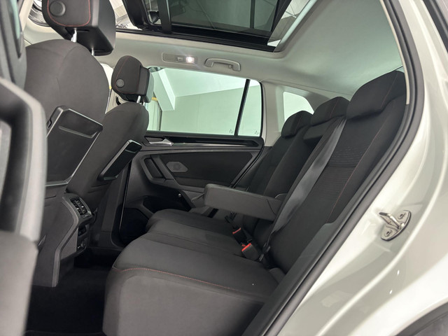 Foto 6 van Volkswagen Tiguan 2.0 TSI 4Motion Highline | SCHUIF-KANTEL DAK | TREKHAAK | 360 CAMERA |