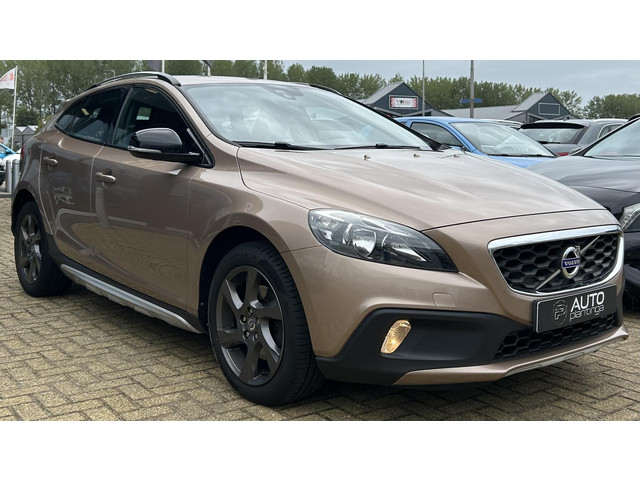 Foto 2 van Volvo V40 Cross Country 1.6 T4 Summum 179PK | NL AUTO | NAP | Lederen Bekleding | Achteruitrijcamera
