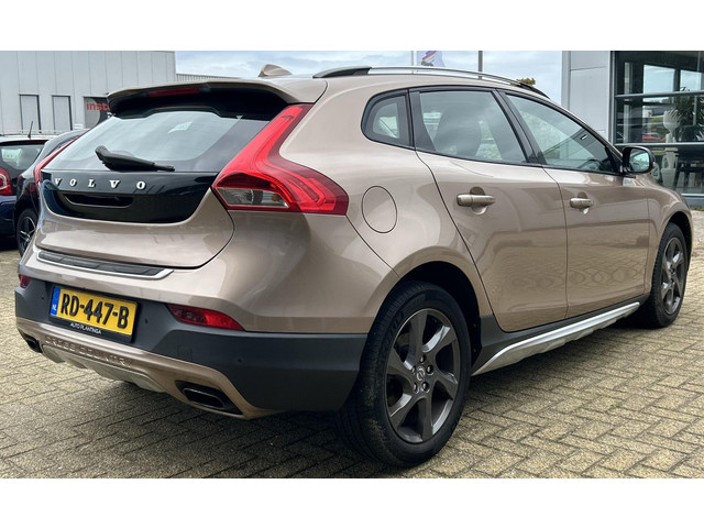 Foto 3 van Volvo V40 Cross Country 1.6 T4 Summum 179PK | NL AUTO | NAP | Lederen Bekleding | Achteruitrijcamera