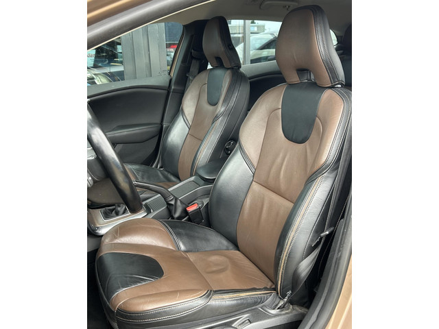 Foto 9 van Volvo V40 Cross Country 1.6 T4 Summum 179PK | NL AUTO | NAP | Lederen Bekleding | Achteruitrijcamera