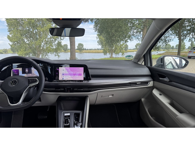 Foto 2 van Volkswagen Golf 1.5 eTSI DSG Camera Led Carplay Trekhaak Sfeerverlichting