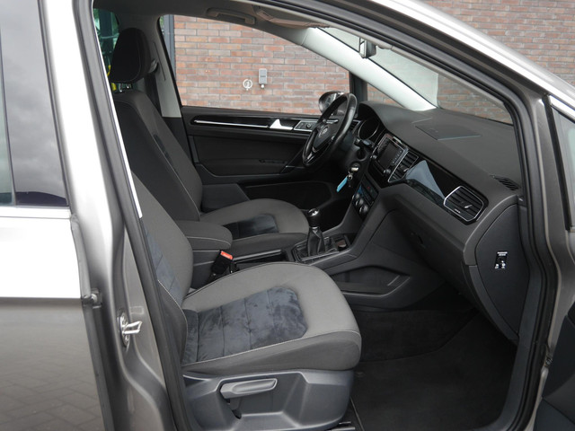 Foto 4 van Volkswagen Golf Sportsvan 1.6 TDI Highline | Navigatie | CarPlay | Cruise Control | Trekhaak | Licht