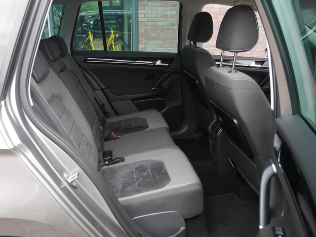 Foto 3 van Volkswagen Golf Sportsvan 1.6 TDI Highline | Navigatie | CarPlay | Cruise Control | Trekhaak | Licht