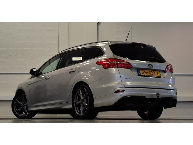 Foto 6 van Ford Focus Wagon 1.5 ST-Line Trekhaak Xenon 100% Dealer onderhouden Mooi!