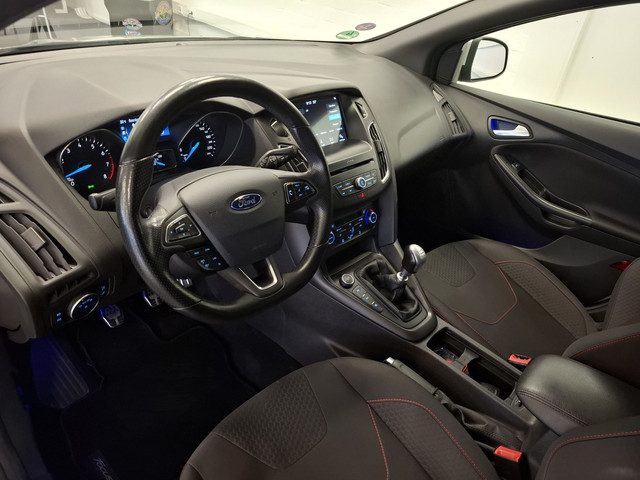 Foto 4 van Ford Focus Wagon 1.5 ST-Line Trekhaak Xenon 100% Dealer onderhouden Mooi!