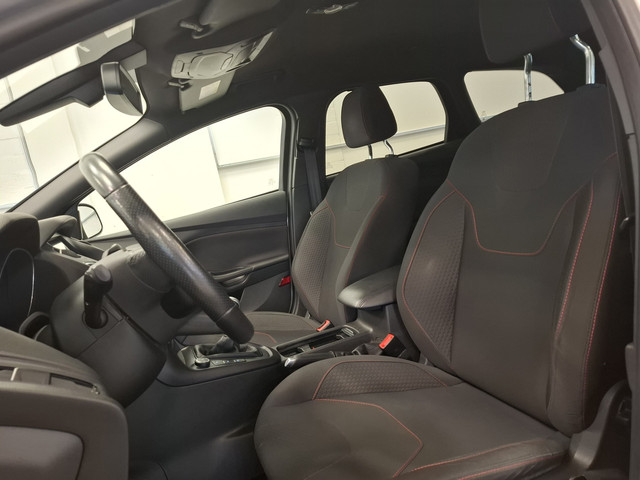 Foto 3 van Ford Focus Wagon 1.5 ST-Line Trekhaak Xenon 100% Dealer onderhouden Mooi!