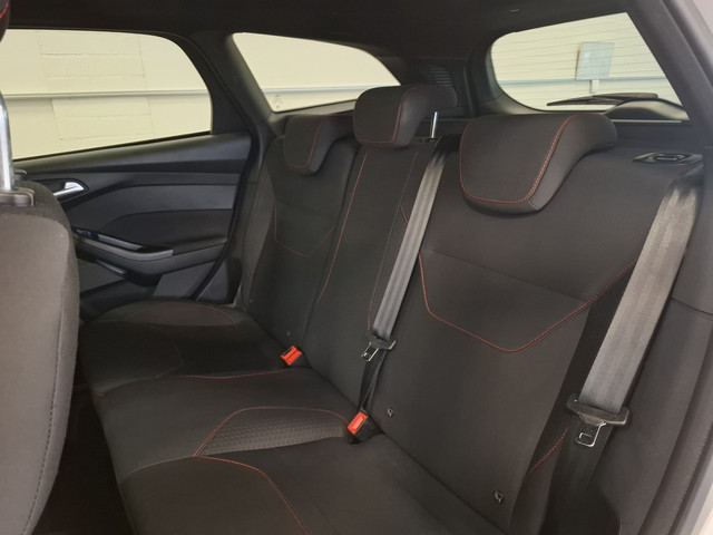 Foto 2 van Ford Focus Wagon 1.5 ST-Line Trekhaak Xenon 100% Dealer onderhouden Mooi!