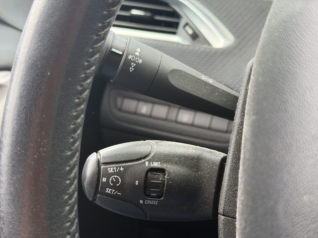 Foto 9 van Peugeot 2008 1.2 PureTech Active | Lees tekst | Cruise | Climate | Riem v.v
