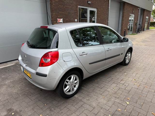 Foto 2 van Renault Clio 1.6-16V Dynamique S|AUTOMAAT|NIEUWE APK|AIRCO