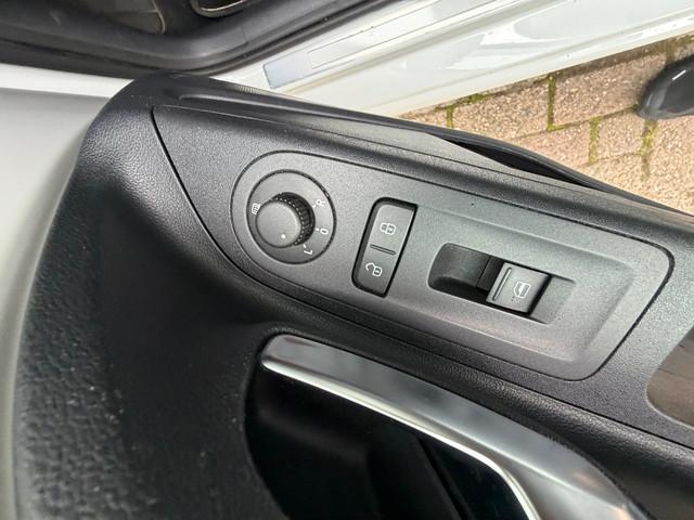 Foto 7 van Volkswagen Up! 1.0 high up! BlueMotion Navi stoelverwarming park sensor airco bluetooth